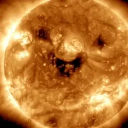 NASA捕捉到的太阳的微笑，宇宙的神秘与美丽插图