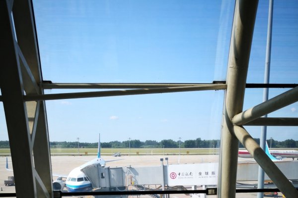 长春龙嘉机场离高铁站距离揭秘，大约三十公里以上，视具体情况而定。建议多渠道获取信息以确保准确行程安排。了解这些信息有助于长途旅行准备充分、旅途愉快安全！-百挑一