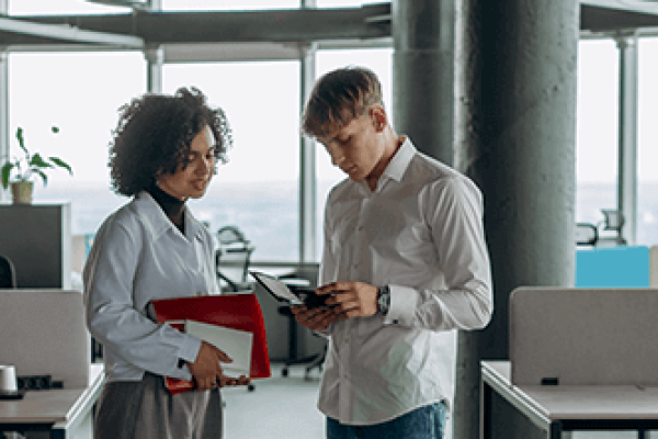 建议，谷歌与百度的SEO策略差异及原因解析简洁明了地概括了文章的主要内容，突出了对比百度和谷歌搜索引擎优化策略的差异性及其背后的原因分析。-百挑一