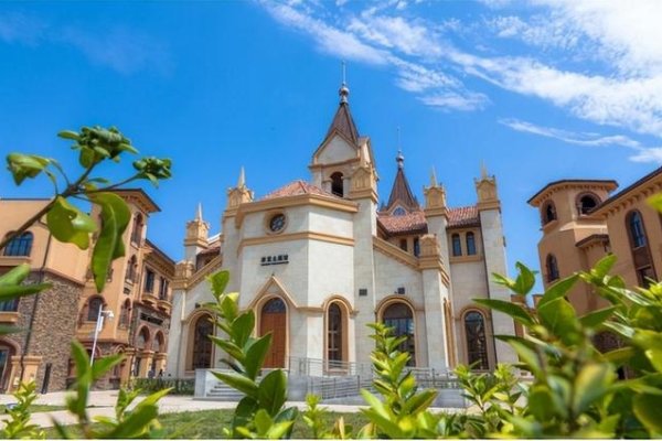 欧式风情小镇的魅力之旅，符合您提供的内容要求，直接概括了文章的主题——探索充满欧式风情的旅游景点和小镇。-百挑一