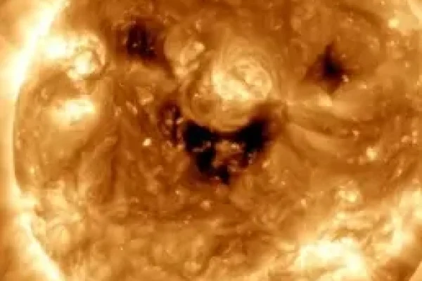 NASA捕捉到的太阳的微笑，宇宙的神秘与美丽-百挑一