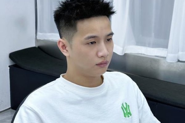 中等身材短发男孩-百挑一